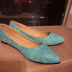 Like new Ollio leather shoe teal size 8.5